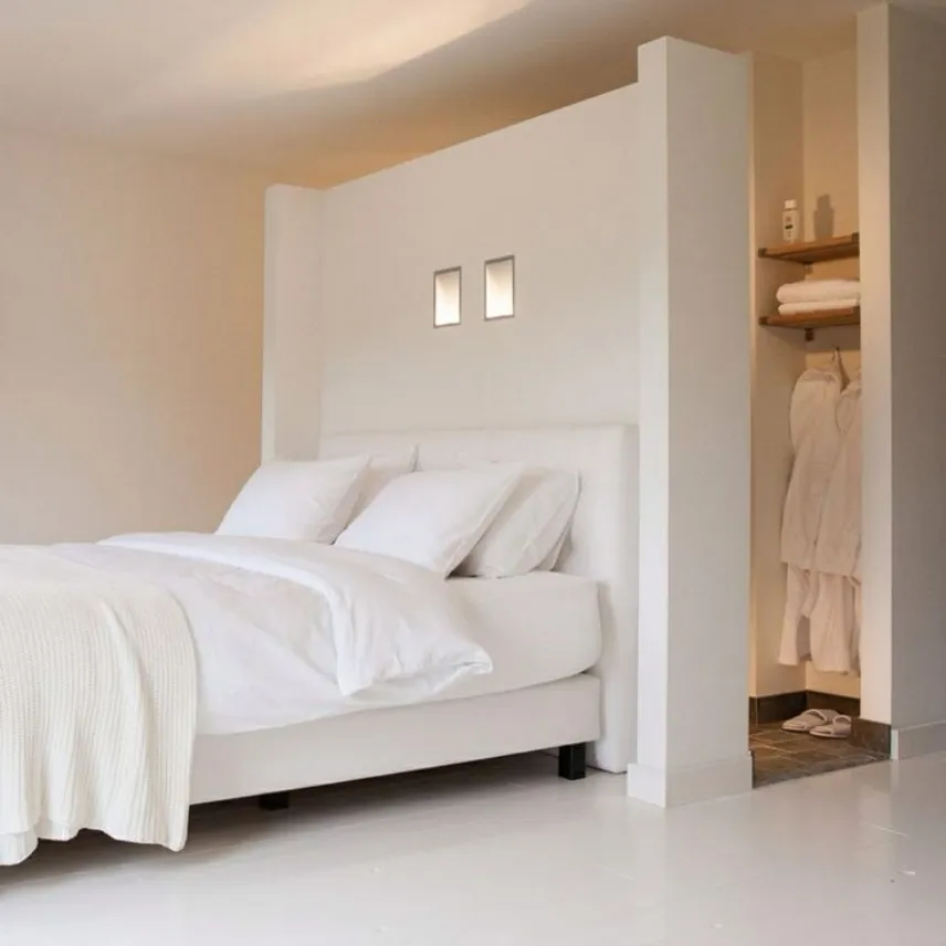 armadio dietro il letto