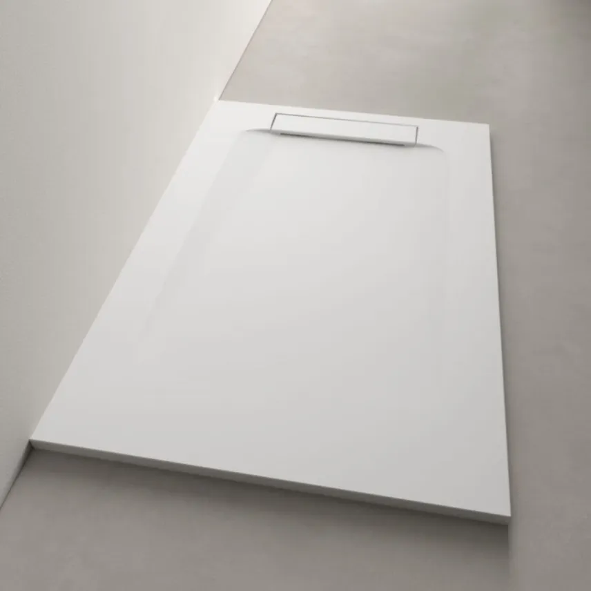 Piatto doccia Sandy in ceramica di Disenia by Ideagroup, la soluzione ideale per installazioni in appoggio o a filo pavimento