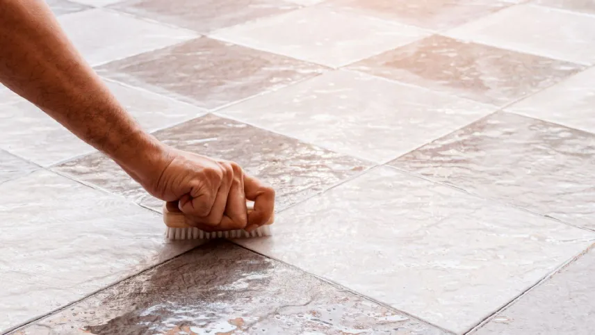 La manutenzione delle fughe delle piastrelle