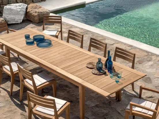 Ribot, tavolo estensibile firmato Ethimo: è un modello disponibile in teak o alluminio