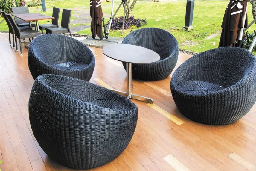 Colore scuro e forma affascinante per queste poltroncine da giardino