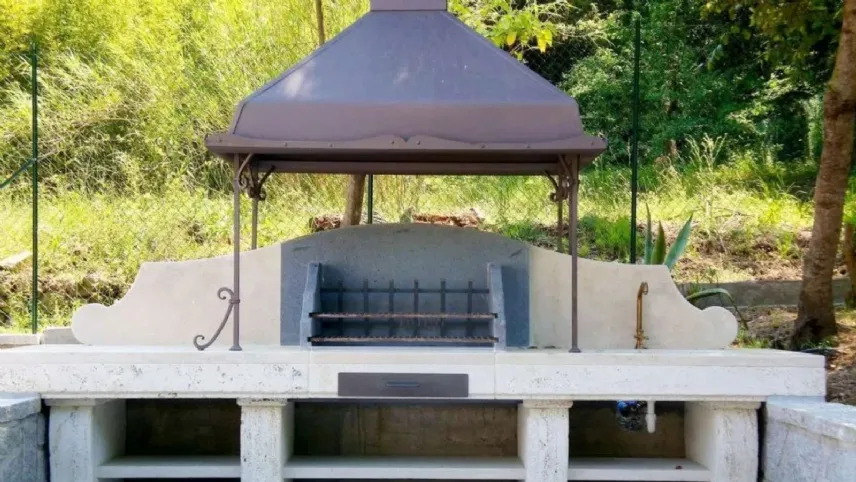 Barbecue 2, barbecue in pietra naturale di Gh Lazzerini