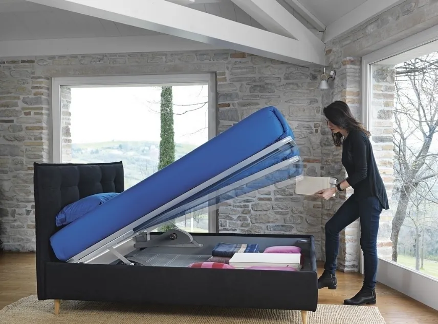 Letto matrimoniale di Noctis. Il contenitore viene sollevato grazie al sistema Folding Box® automatic.