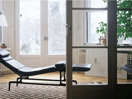 Vitra - Soft Pad Chaise: telaio in alluminio e rivestimento in pelle nera