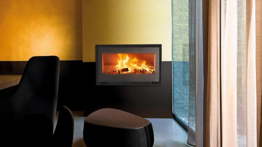 Inserto frontale legna QBOX 100 Wood di MCZ, un modello ventilato adatto a nuove installazioni o a camini esistenti